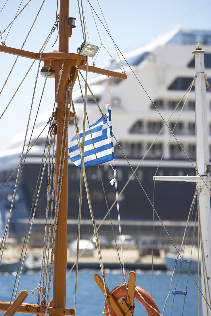 Mast mit griechischer Fahne im Hafen von Mykonos, Griechenland