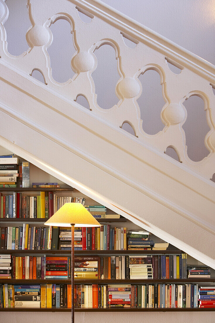 Bibliothek unter der Treppe im Hotel Villa Joya, Albufeira, Portugal