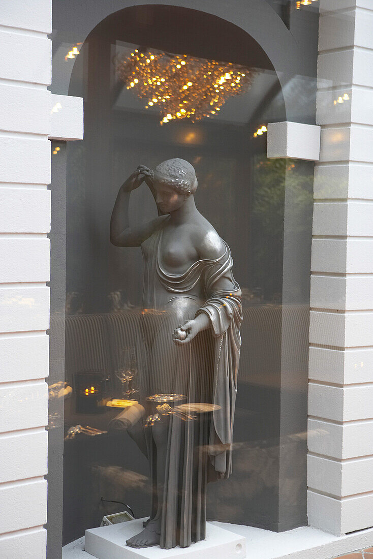 Statue im Fenster im Hotel Giardino, Ascona, Tessin, Schweiz