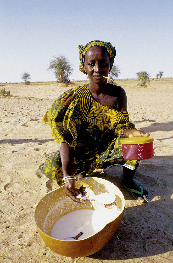 Junge Frau bietet frischen Käse zum Verkauf an, Touba, Senegal, Afrika