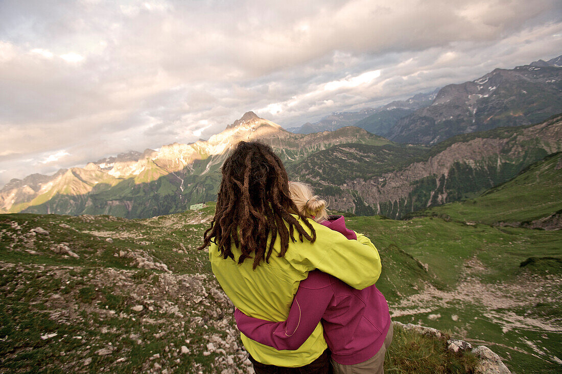 Pärchen sieht zu einem schönen Panorama in den Bergen, Oberstdorf, Bayern, Deutschland