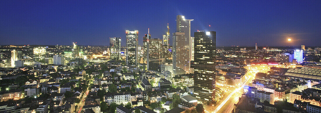 Westend quarter (left), Bank quarter, Central Railwaystation (right), Frankfurt am Main,  Hesse, Germany