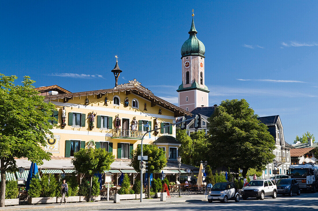 Bauernhaus mit Kirche St. Martin in Garmisch-Partenkirchen, Oberbayern, Deutschland