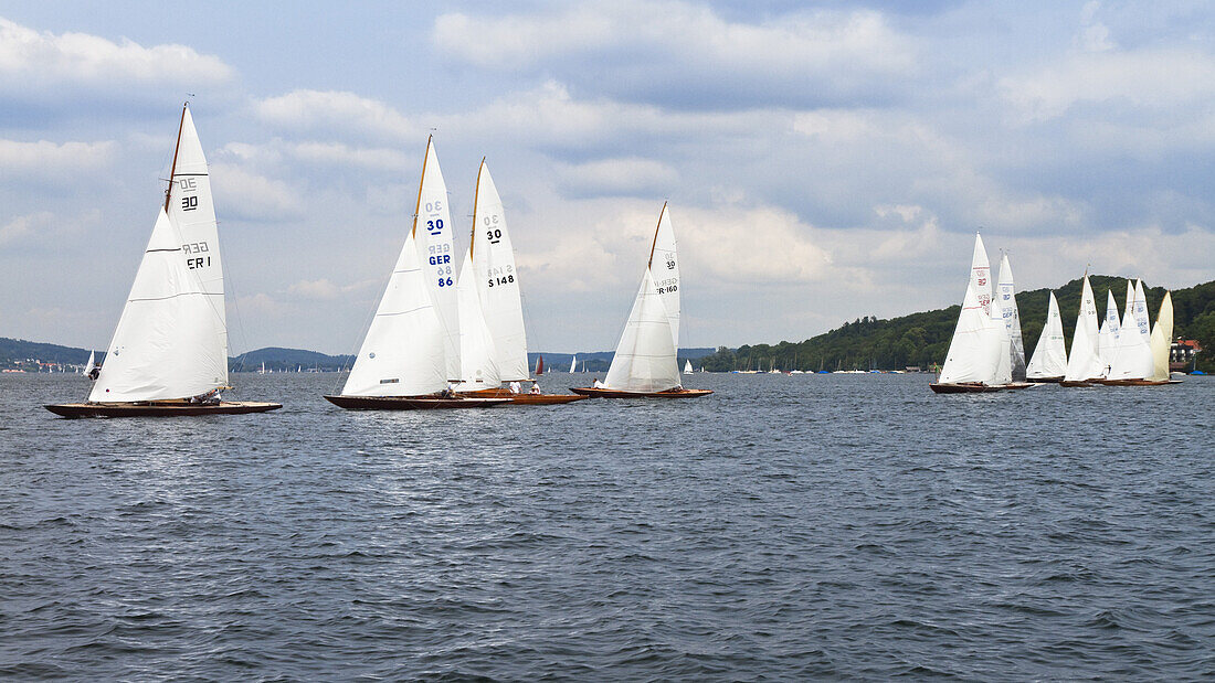 Segelregatta von 30 er Schärenkreuzer Yachten auf dem Starnberger See, Oberbayern, Deutschland