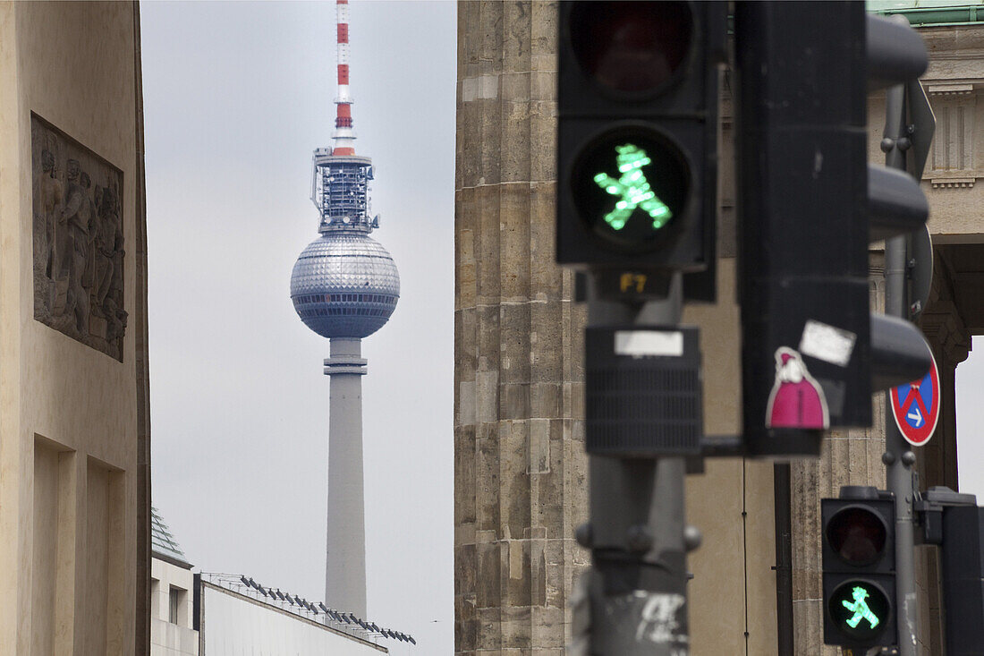 Blick durchs Brandenburger Tor zum Fernsehturm, Berlin, Deutschland