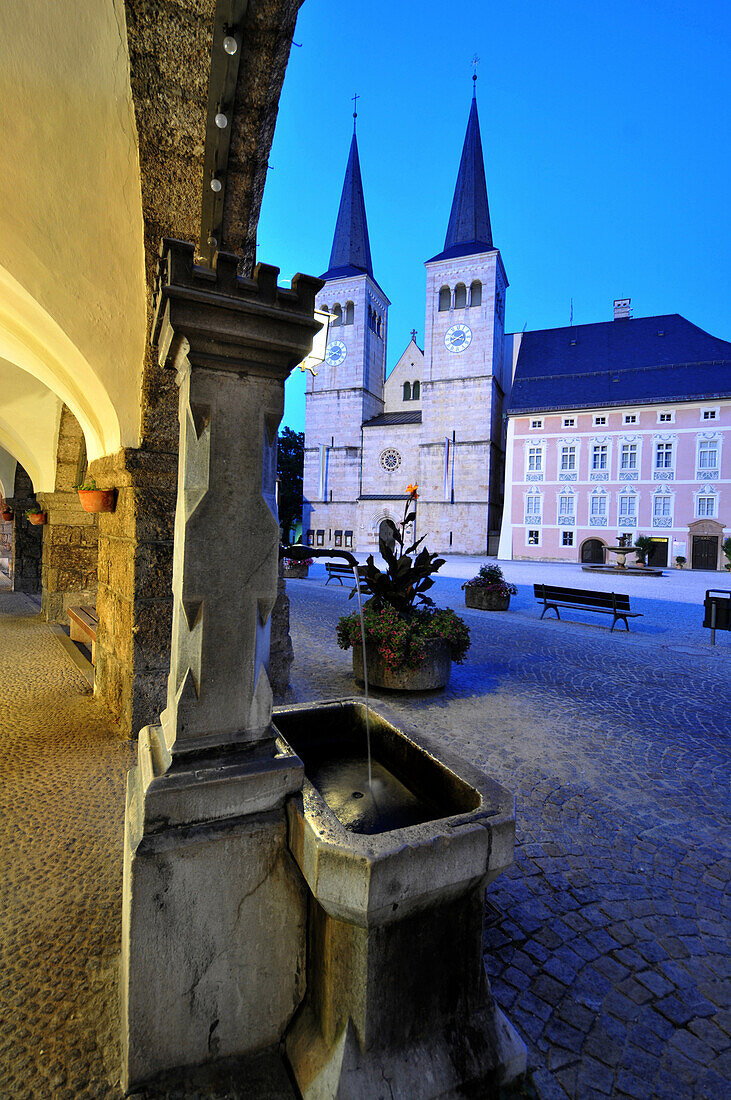 Am Schloßplatz mit Basilika und Schloß, Berchtesgaden, Chiemgau, Bayern, Deutschland