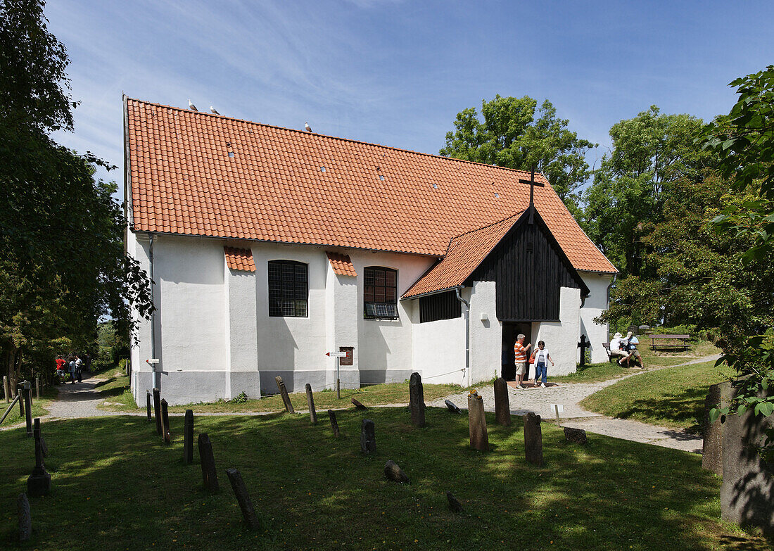 Sonnenbeschienene Inselkirche in Kloster, Hiddensee, Mecklenburg-Vorpommern, Deutschland, Europa