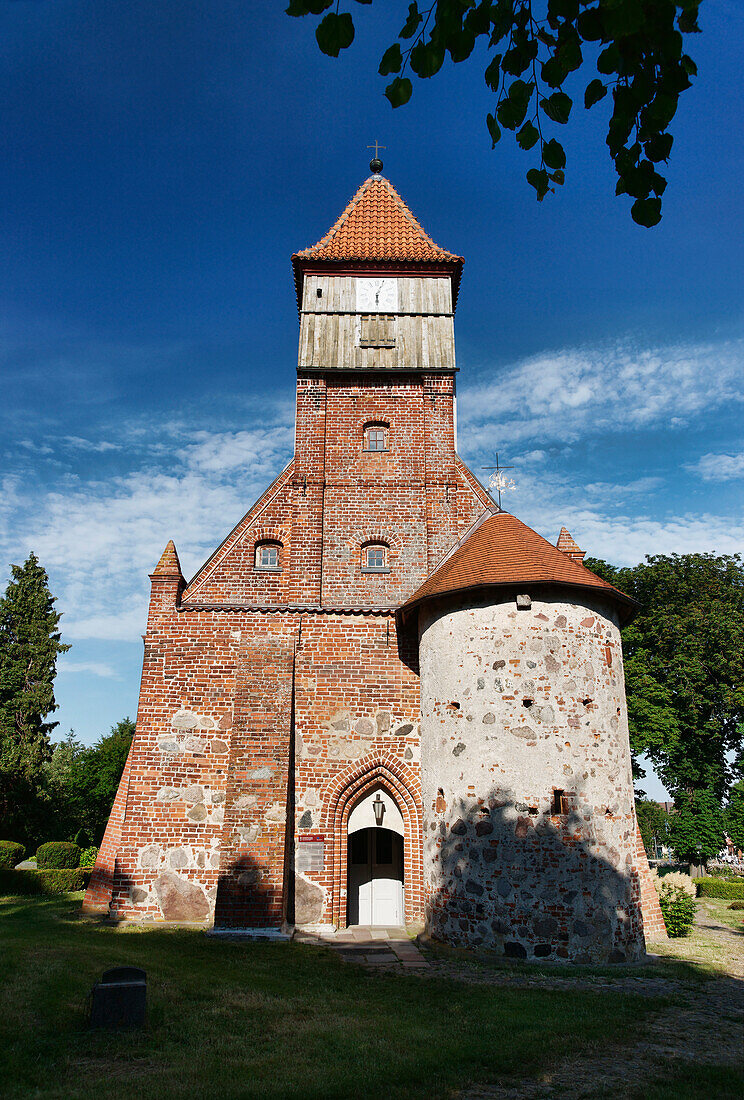 St. Katharinenkirche unter blauem Himmel, Middelhagen, Mönchgut, Rügen, Mecklenburg-Vorpommern, Deutschland, Europa