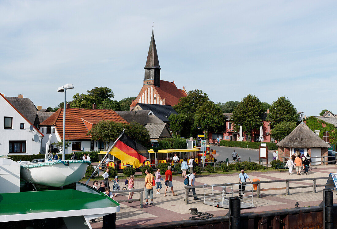 Blick auf Häuser und Hafen von Schaprode, Schaproder Bodden, Rügen, Mecklenburg-Vorpommern, Deutschland, Europa