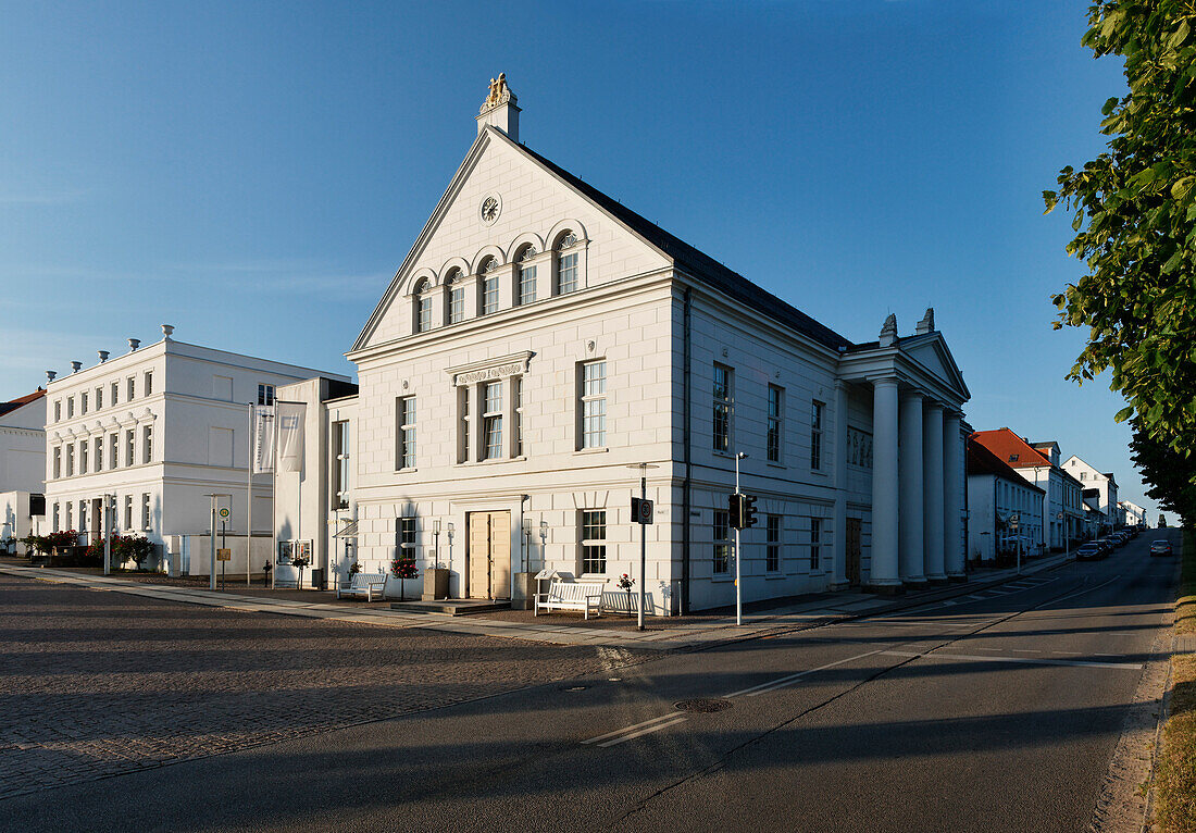 Theatergebäude im Sonnenlicht, Putbus, Rügen, Mecklenburg-Vorpommern, Deutschland, Europa