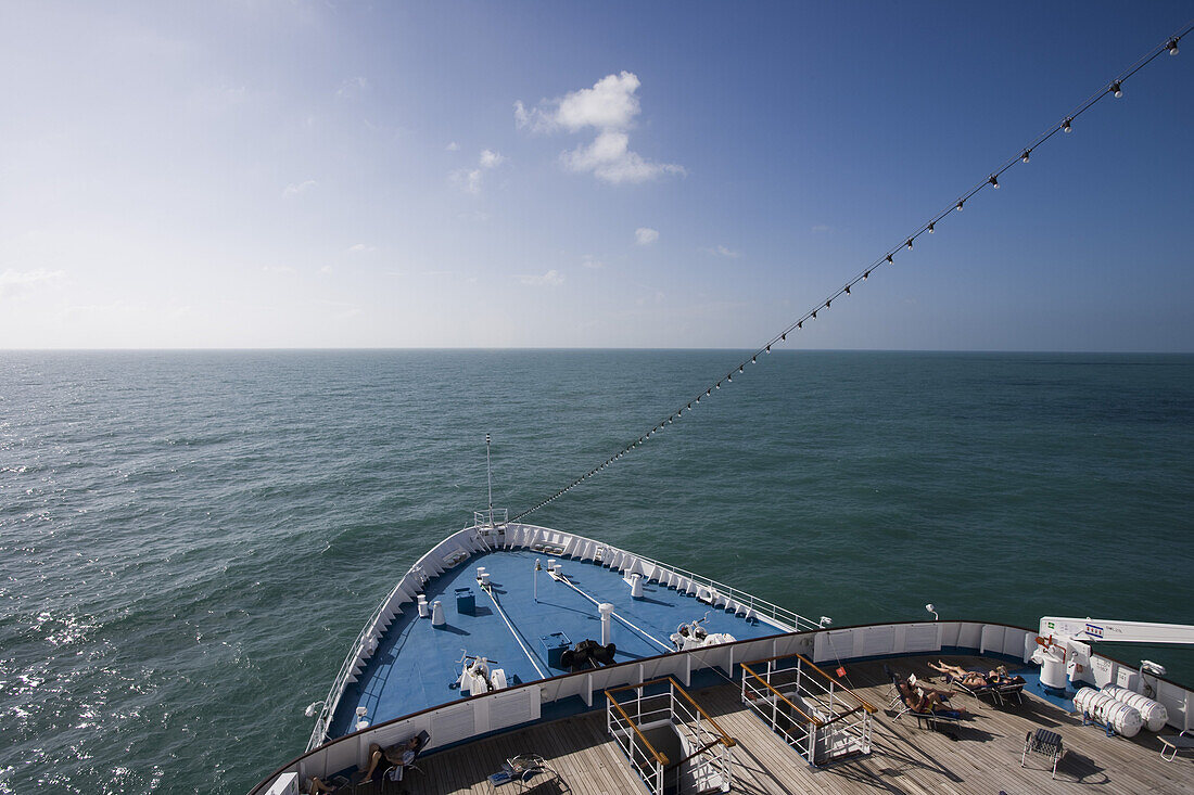 Blick auf Bug von Kreuzfahrtschiff MS Delphin (Hansa Kreuzfahrten) in der Karibik