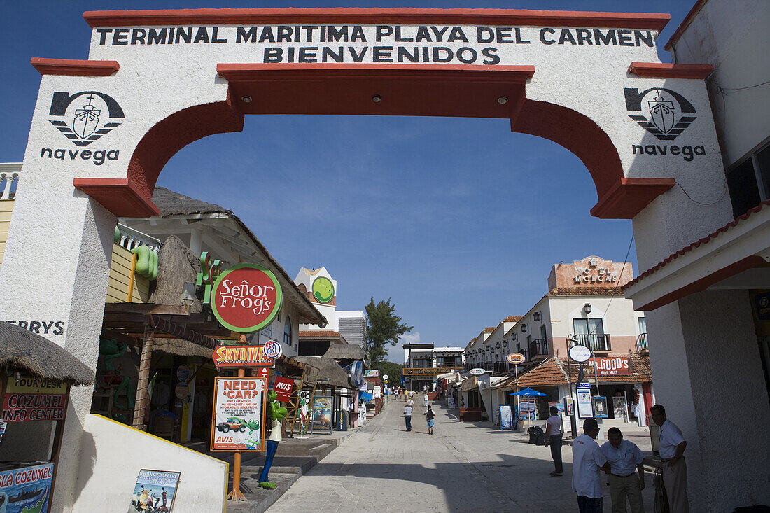 Torbogen mit Willkommensgruß und Gasse mit Souvenirläden, Playa del Carmen, Quintana Roo, Mexiko, Mittelamerika