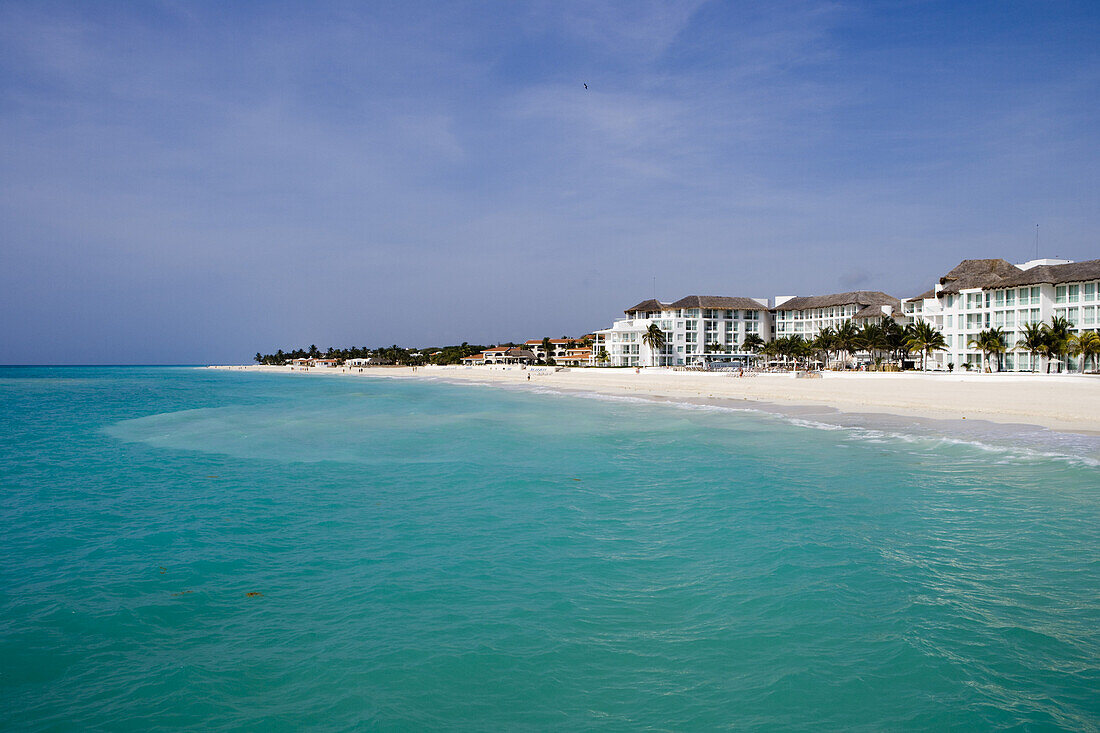 Türkisfarbenes Wasser und weißer Sandstrand mit Hotels, Playa del Carmen, Quintana Roo, Mexiko, Mittelamerika