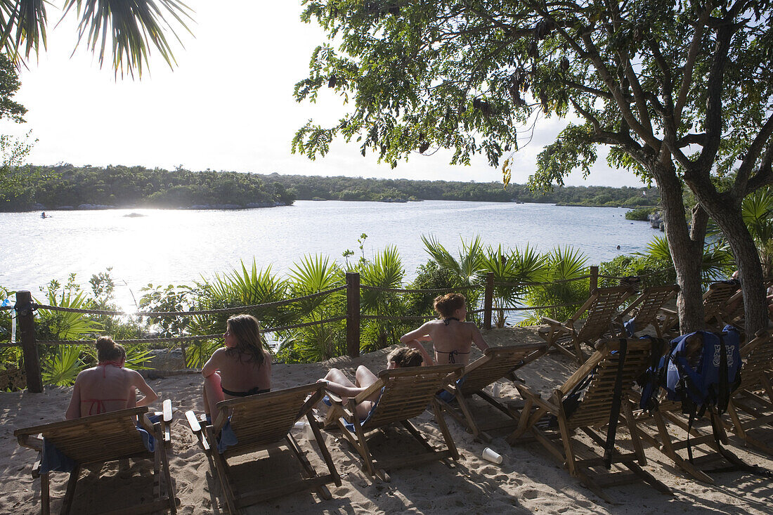 Menschen in Liegestühlen im Xel Ha Water Park, nahe Tulum, Quintana Roo, Mexiko, Mittelamerika
