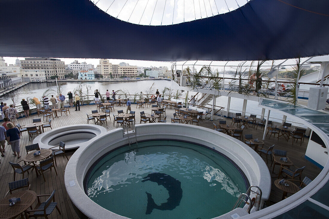 Pooldeck von Kreuzfahrtschiff MS Delphin (Hansa Kreuzfahrten) mit Blick auf Stadt, Havanna, Kuba, Karibik