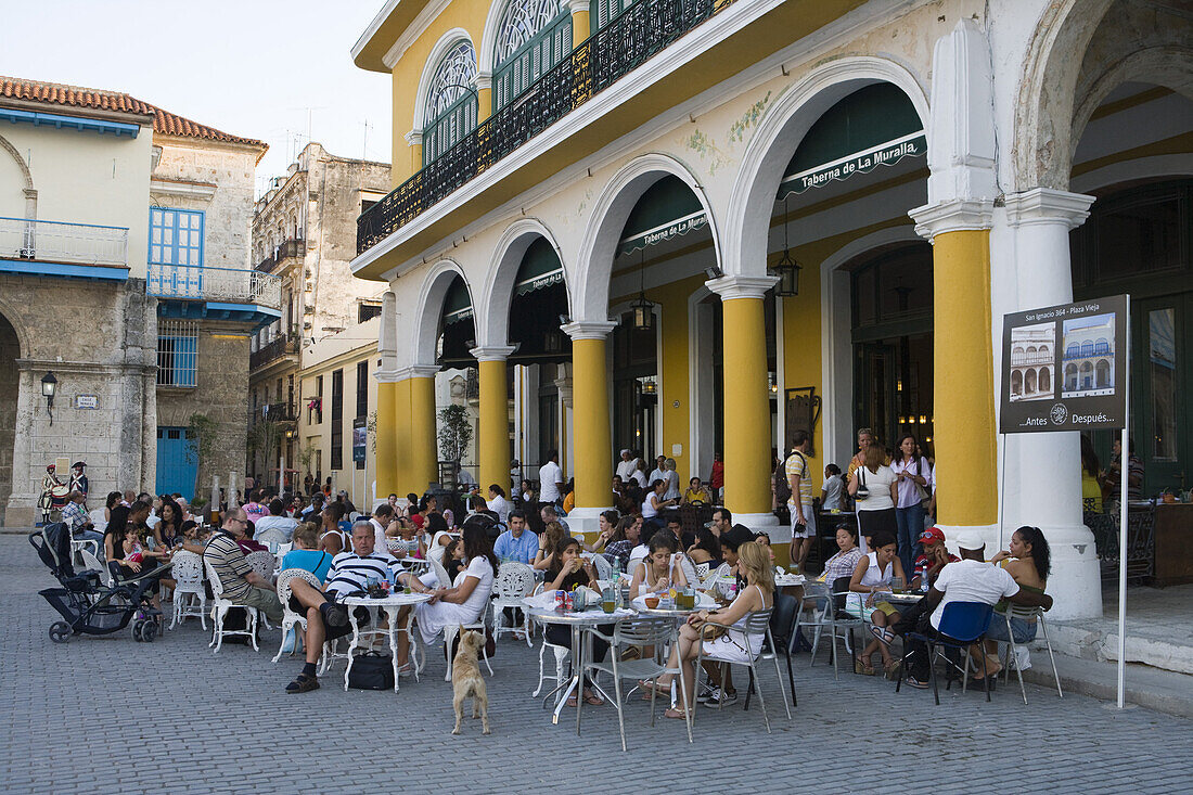 Menschen sitzen draußen vor Taberna de la Muralla Brauerei mit Bar und Restaurant, Havanna, Kuba, Karibik