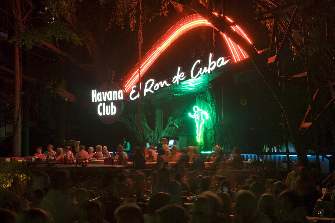 Farbenfrohe Show mit Musik und Tanz im Tropicana Cabaret Club, Havanna, Kuba, Karibik