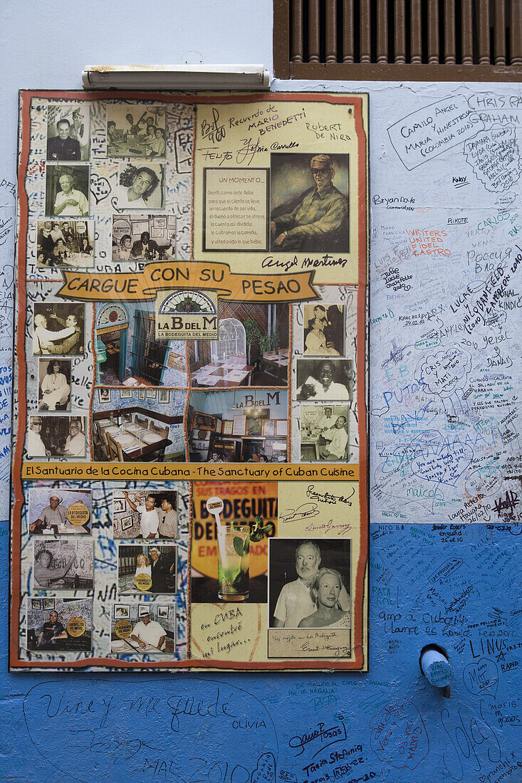 Schild mit Fotos und Autogrammen vor La Bodequita del Medio Bar, der Lieblingsbar von Ernest Hemingway, Havanna, Kuba, Karibik