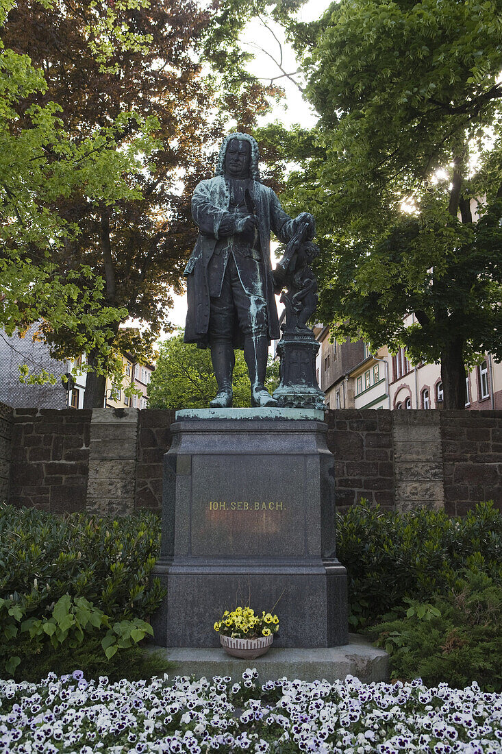 Denkmal von Johann Sebastian Bach vor seinem Geburtshaus, dem Bachhaus, Eisenach, Thüringen, Deutschland, Europa