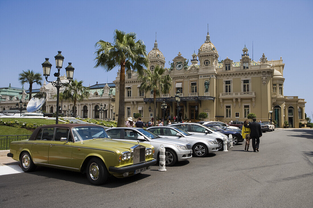 Luxuslimousinen und Sportwagen parken vor dem Casino, Monte Carlo, Monaco, Europa
