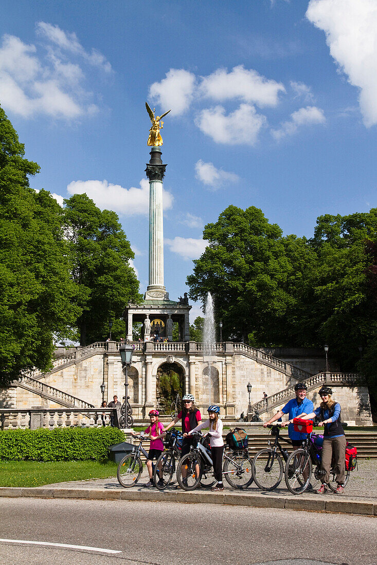 Fahrradfahrer am Friedensengel, Isarradweg, München, Oberbayern, Deutschland