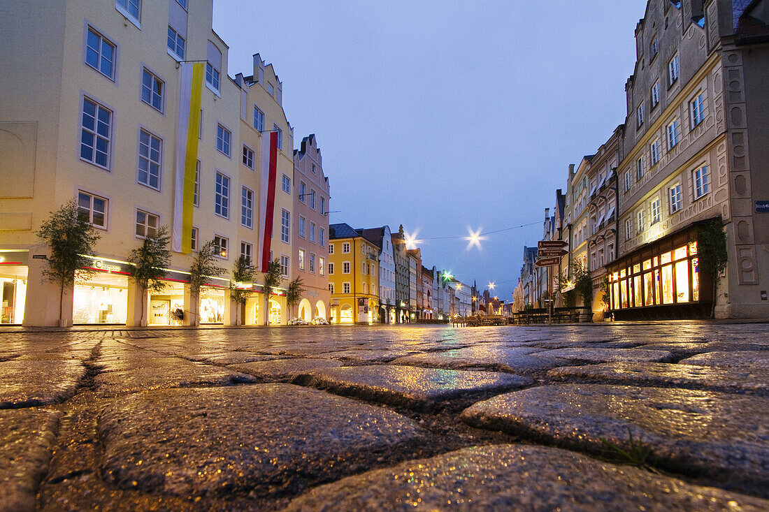 Gotische Bürgerhäuser in der Altstadt am Abend, Landshut, Bayern, Deutschland