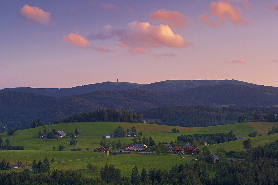 Blick auf Breitnau-Fahrenberg und Feldberg, Sommerabend, Schwarzwald, Baden-Württemberg, Deutschland, Europa