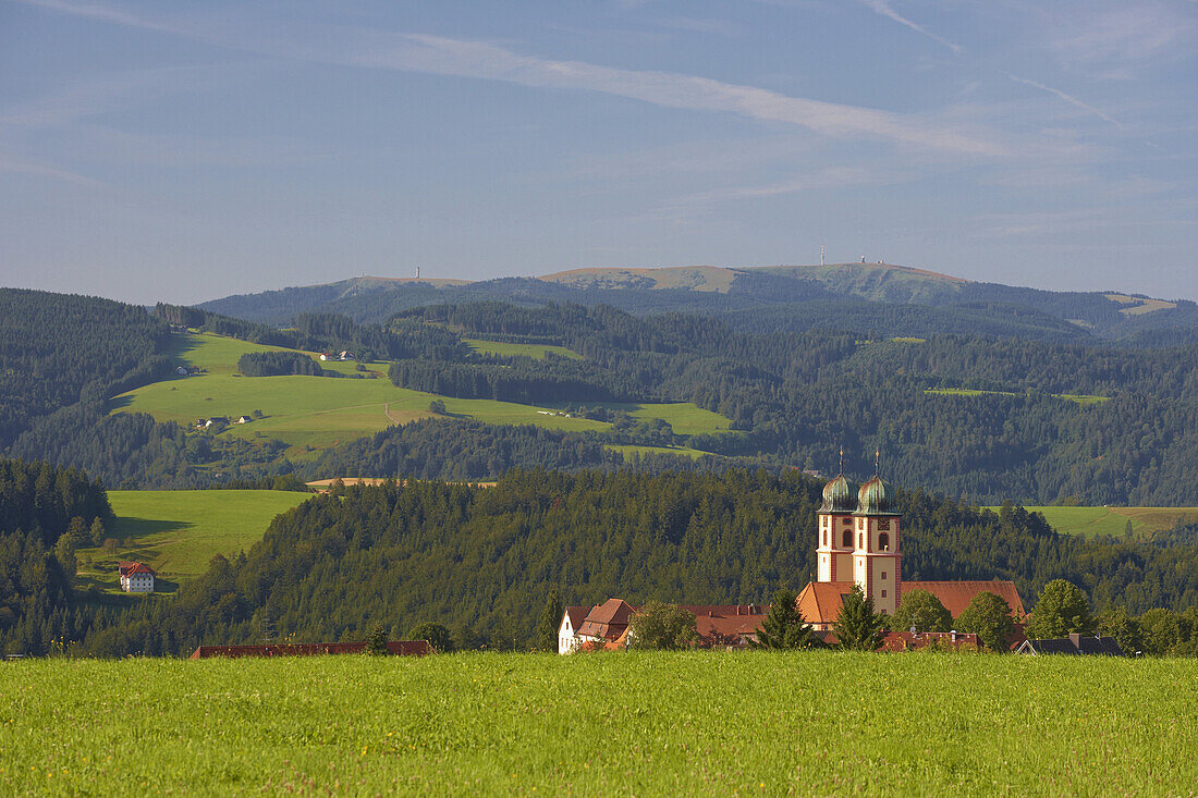 Kirche von St. Märgen und Feldberg, Südlicher Schwarzwald, Schwarzwald, Baden-Württemberg, Deutschland, Europa