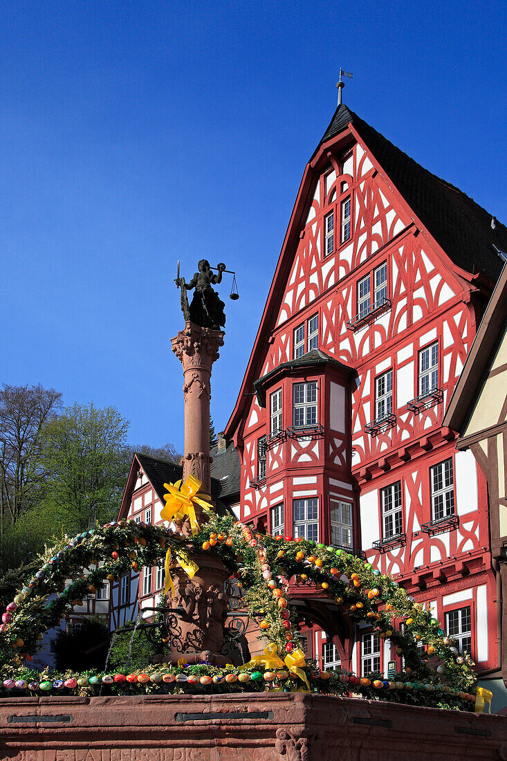 Mit Ostereiern geschmückter Brunnen am Schnatterloch, Fachwerkhäuser am Marktplatz, Miltenberg, Main, Odenwald, Spessart, Mainfranken, Franken, Bayern, Deutschland