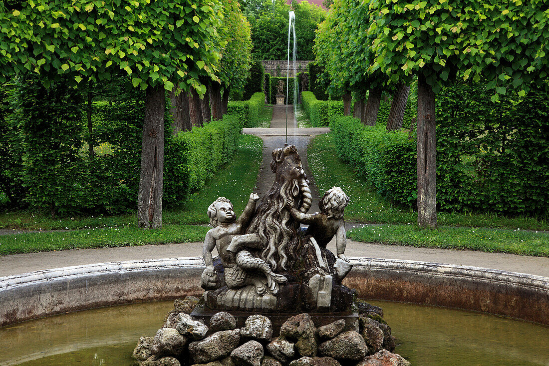 Brunnen im Rokokogarten, Residenzschloss Veitshöchheim, Main, Mainfranken, Franken, Bayern, Deutschland