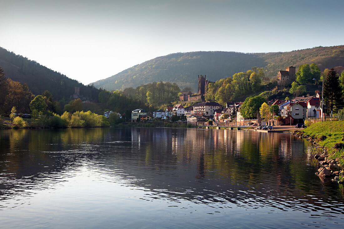 Blick über den Neckar zur Hinterburg, Mittelburg und Vorderburg, Neckarsteinach, Neckar, Baden-Württemberg, Deutschland