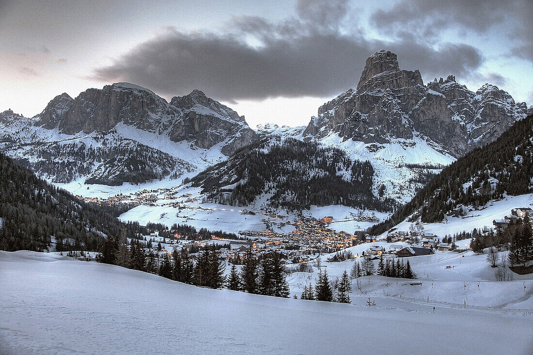 Blick auf Corvara mit Sassongher am Abend, Alta Badia, Hochabtei, Dolomiten, Trentino-Südtirol, Italien