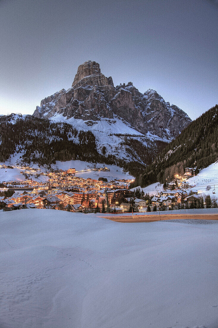 Blick auf Corvara zum Sassongher am Abend, Alta Badia, Hochabtei, Dolomiten, Trentino-Südtirol, Italien