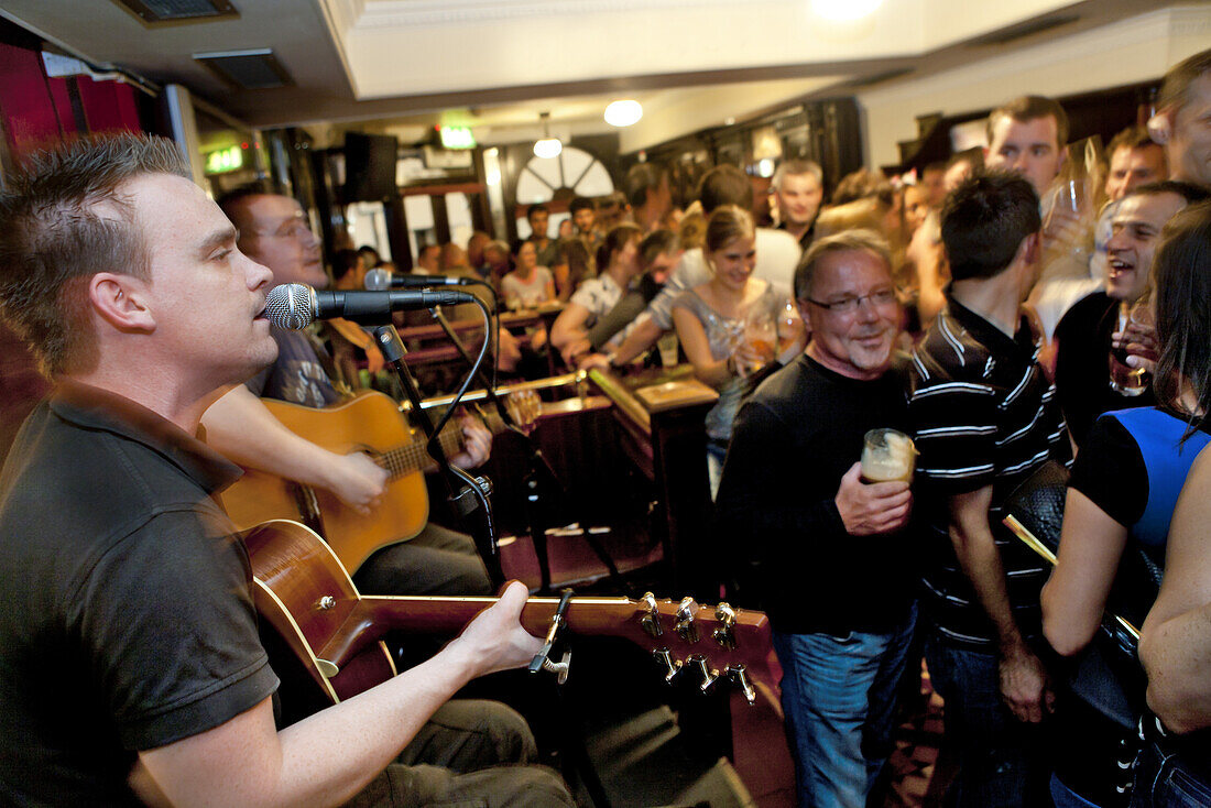 Sänger und Besucher in einem Irish pub, Fleet Straße, Temple Bar Gebiet, Dublin, County Dublin, Irland