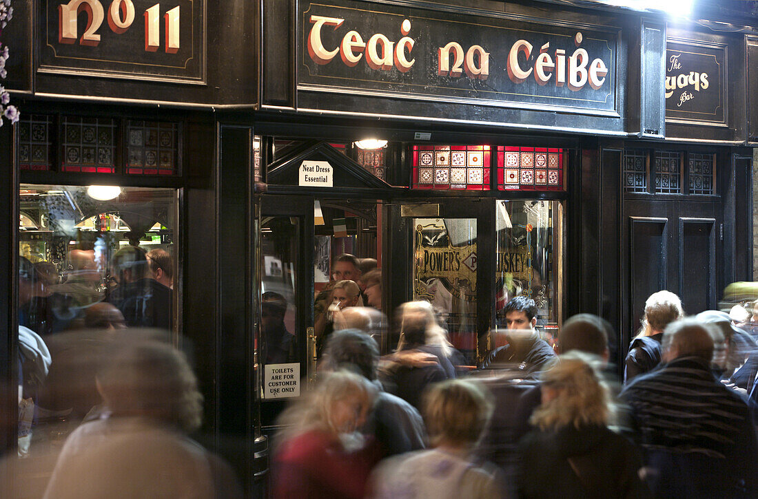 Passanten und Besucher vor einem irischen Pub, Dublin, County Dublin, Irland