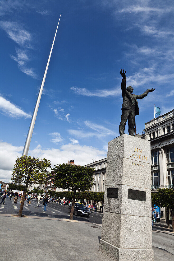 Statue von Jim Larkin und das Denkmal The Spire, O'Connell Strße, Dublin, County Dublin, Irland