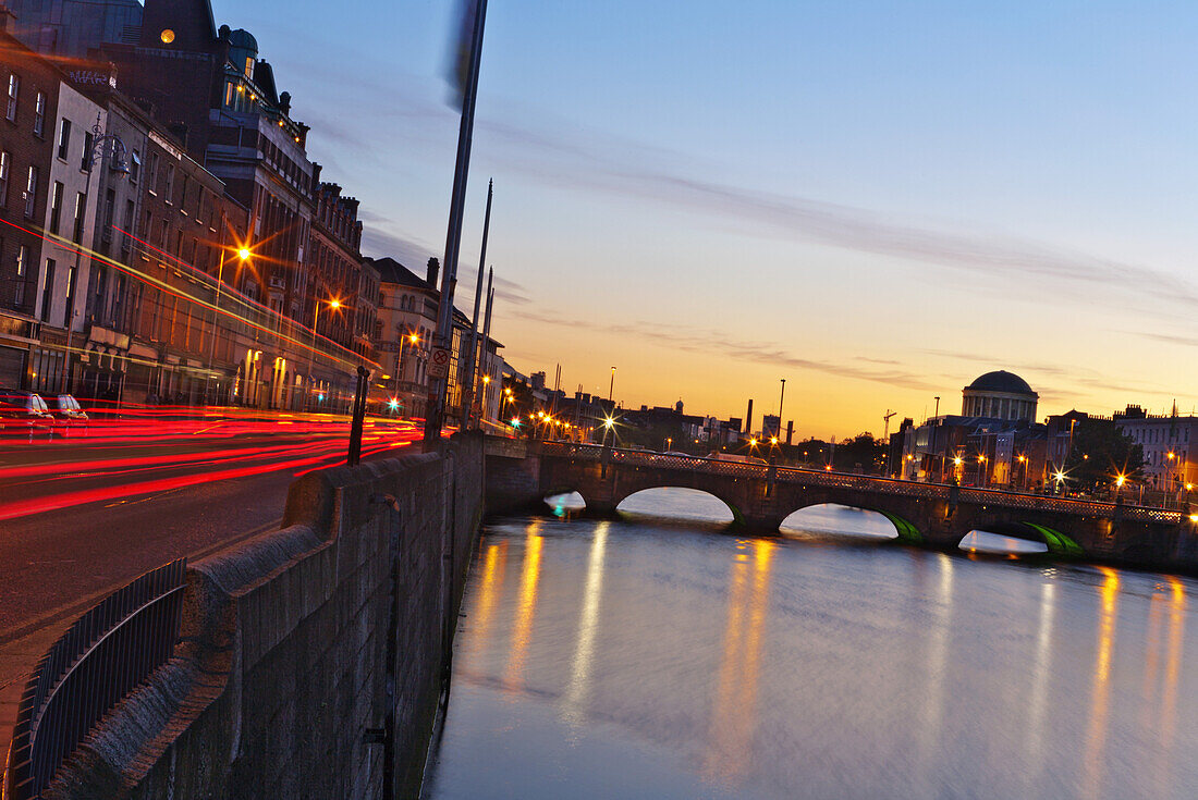 Wellington Kai, Grattan Brücke und Fluss Liffey am Abend, Dublin, County Dublin, Irland