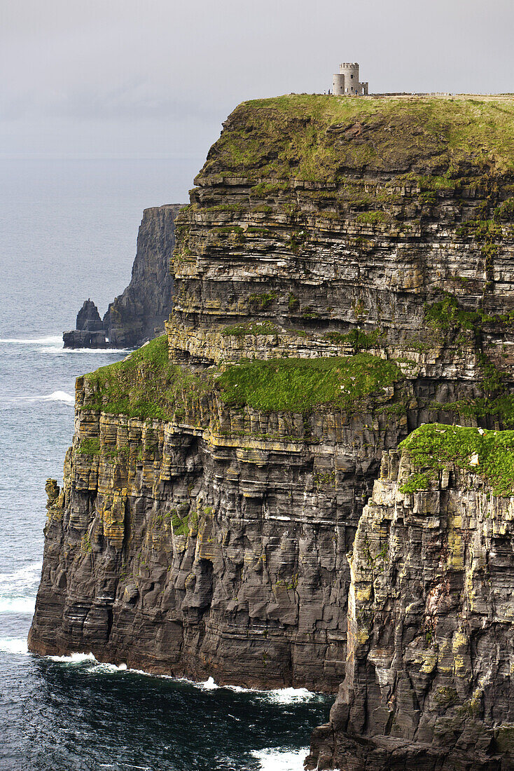 Kliffe von Moher und O'Brien's Turm, County Clare, Irland