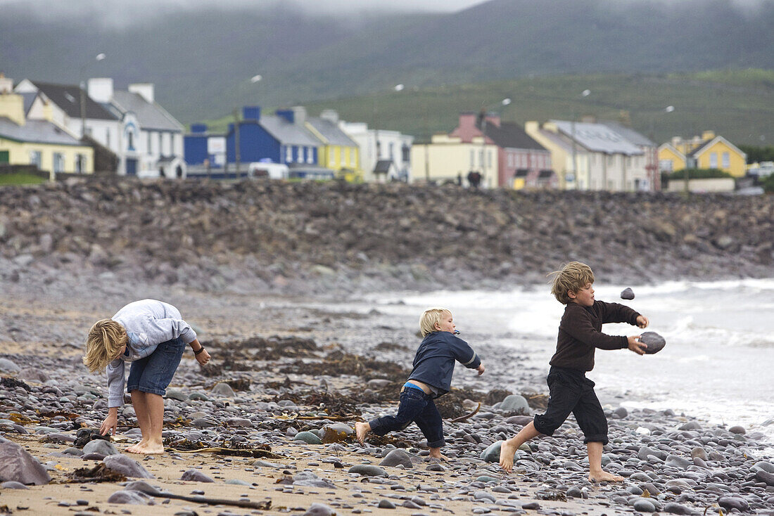Kinder beim Spielen an der Küste, Ballybrack, Ballinskelligs Bucht, Iveragh Halbinsel, Ring of Kerry, County Kerry, Irland
