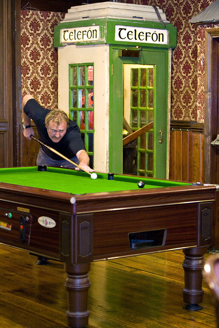 Billiardspieler in einem pub in Killarney, Killarney, County Kerry, Irland