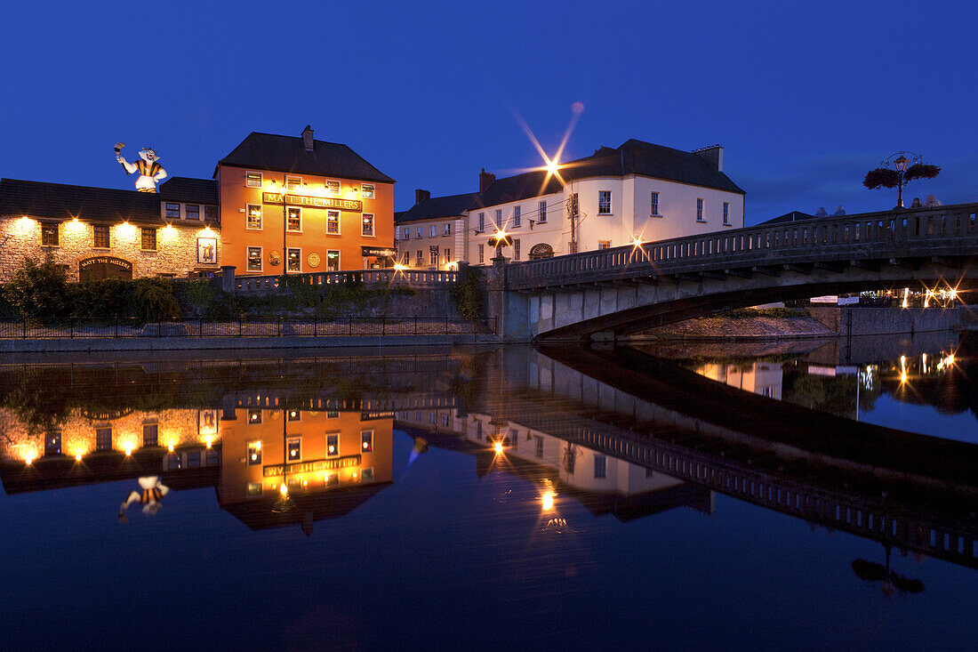 Tynen Brücke in der Nacht, Fluss Nore, Kilkenny, County Kilkenny, Irland