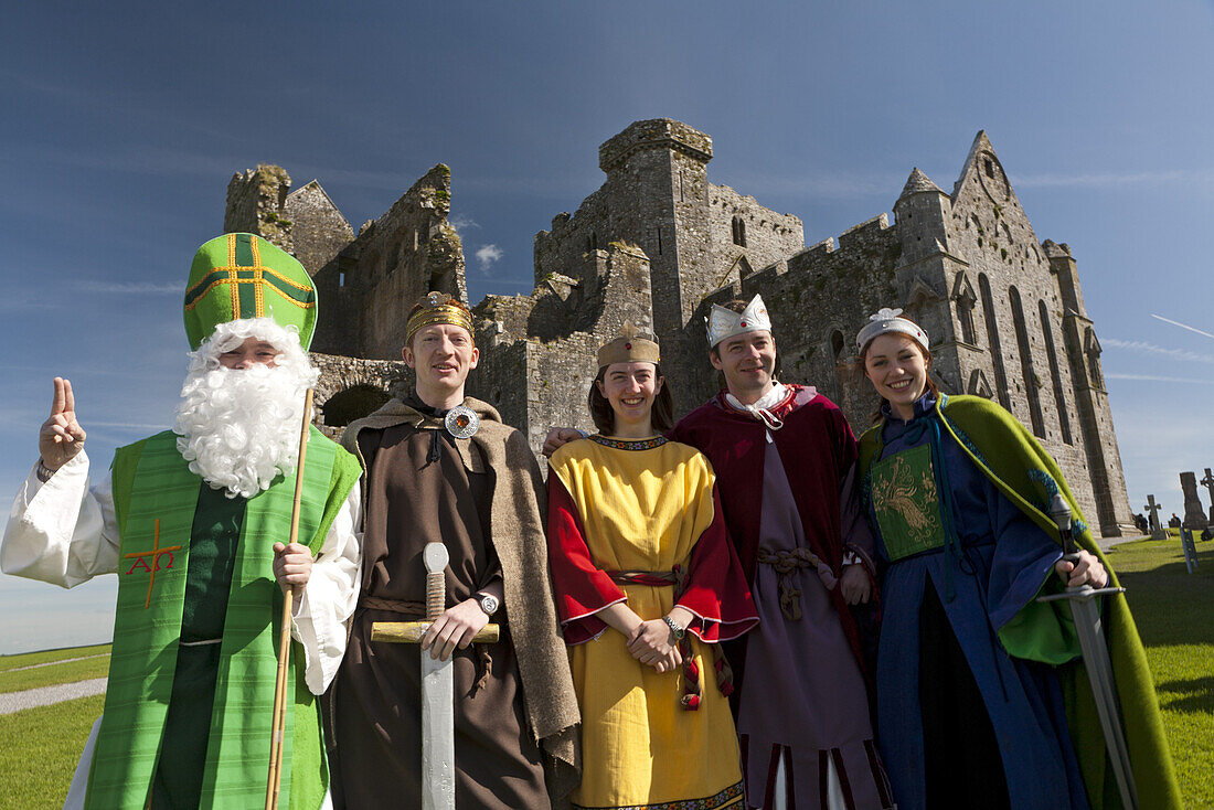 Mittelalterischer Darsteller vor dem Rock of Cashel, Cashel, County Tipperary, Irland