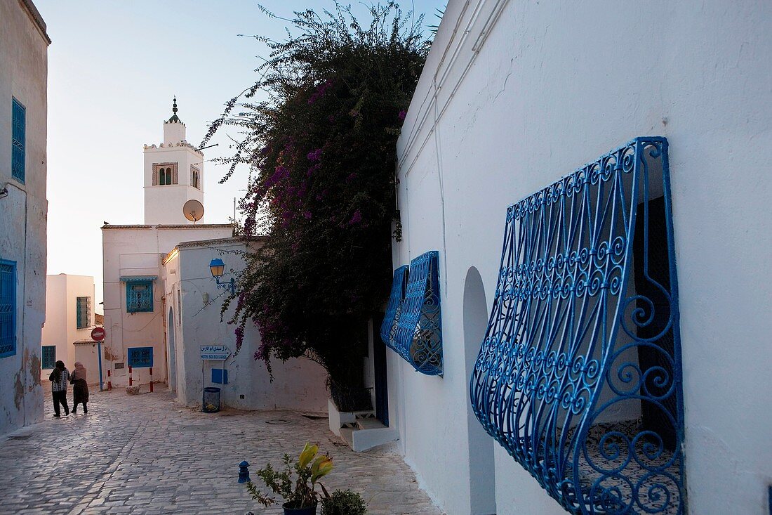 Tunez: Sidi Bou Said In background minaret of mosque