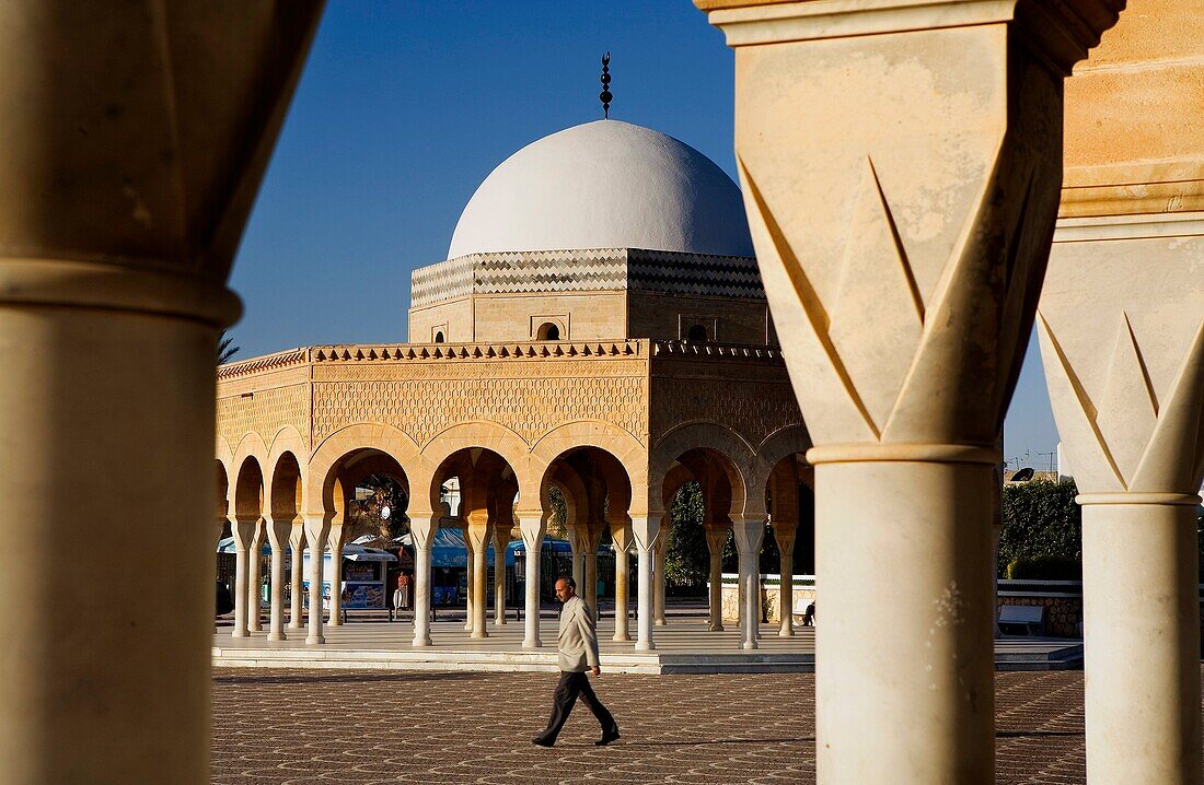 Tunez: Monastir tomb at entrance to bourguiba mausoleum