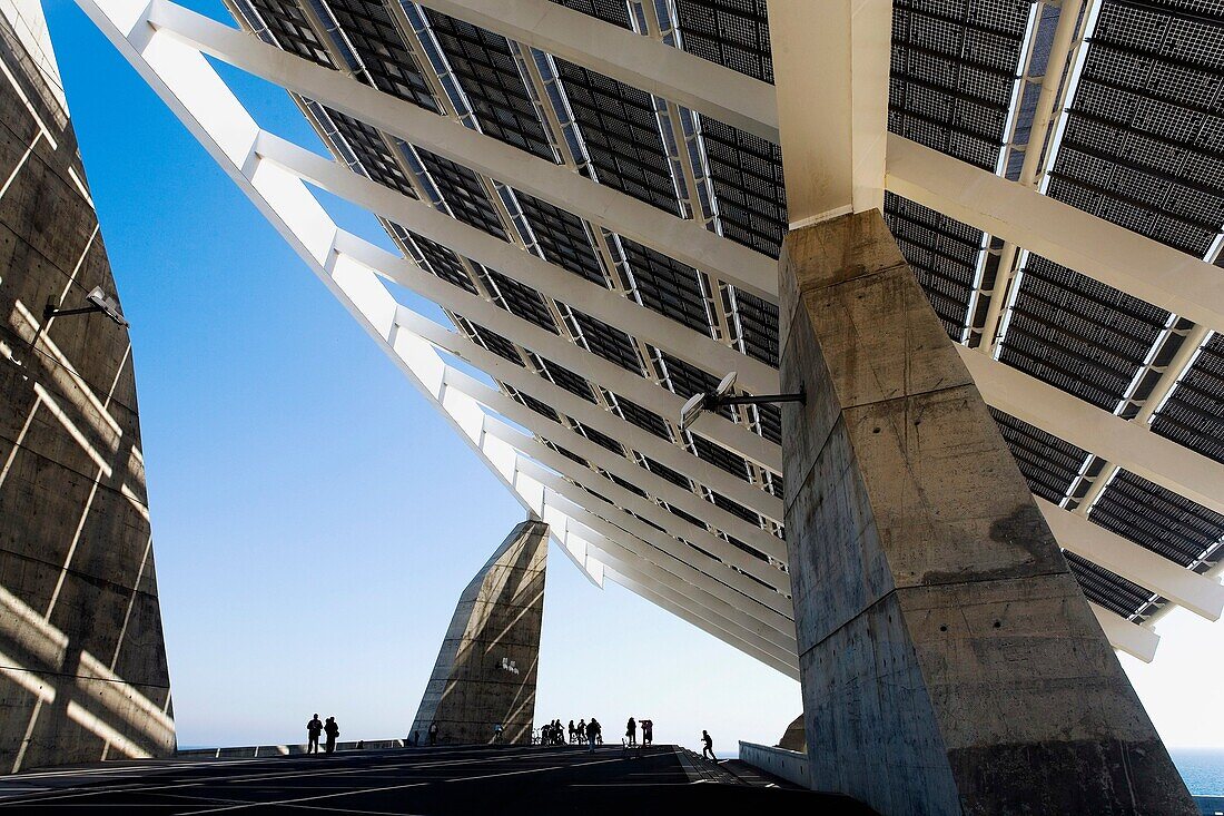 Barcelona: Photovoltaic pergola 3700 m2, by Torres & Martínez Lapeña, Forum Area