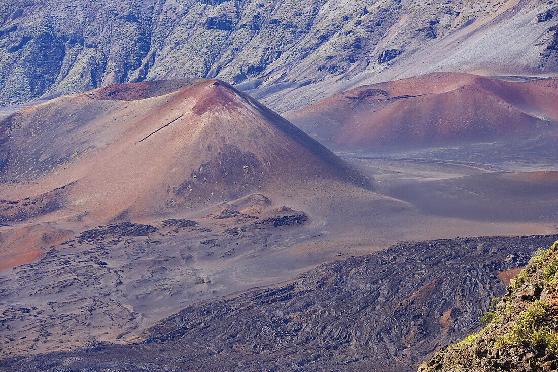 Blick von oben auf Krater auf dem Haleakala Vulkan, Leleiwi Overlook, Insel Maui, Hawaii, USA, Amerika