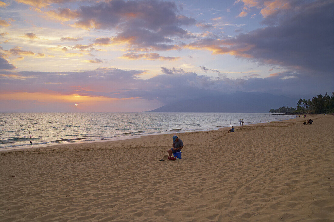 Menschen am Strand von Kihei bei Sonnenuntergang, Insel Maui, Hawaii, USA, Amerika