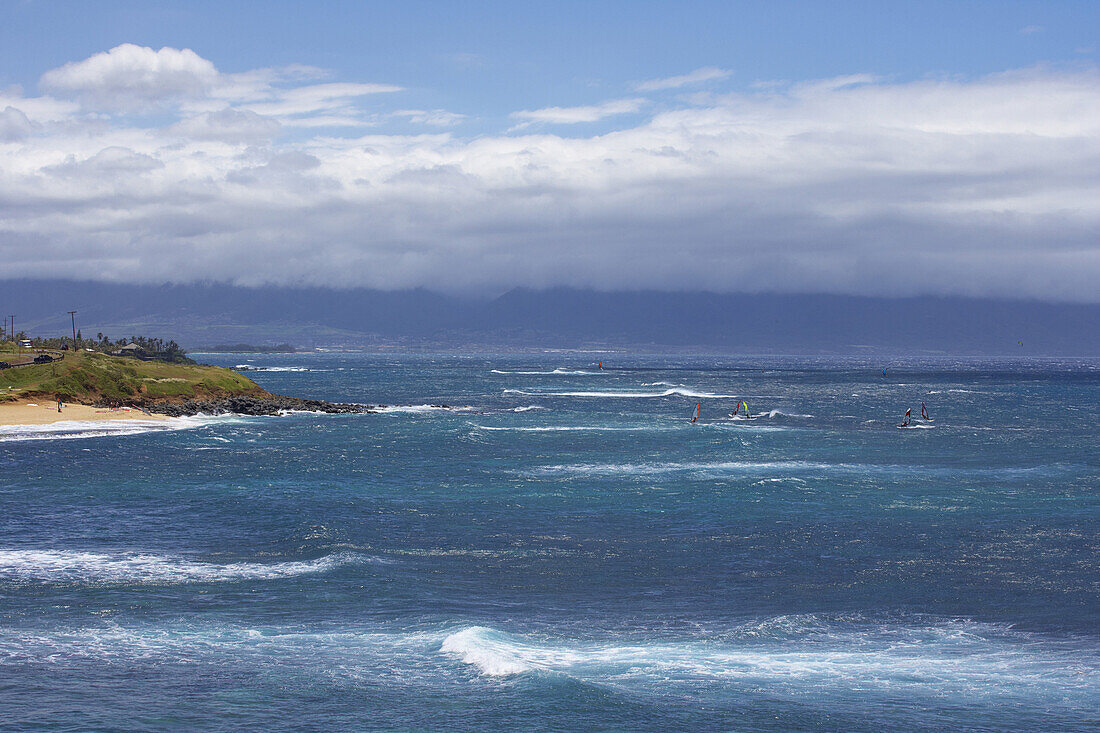 Surfer im Ho'okipa Beach Park, Insel Maui, Hawaii, USA, Amerika