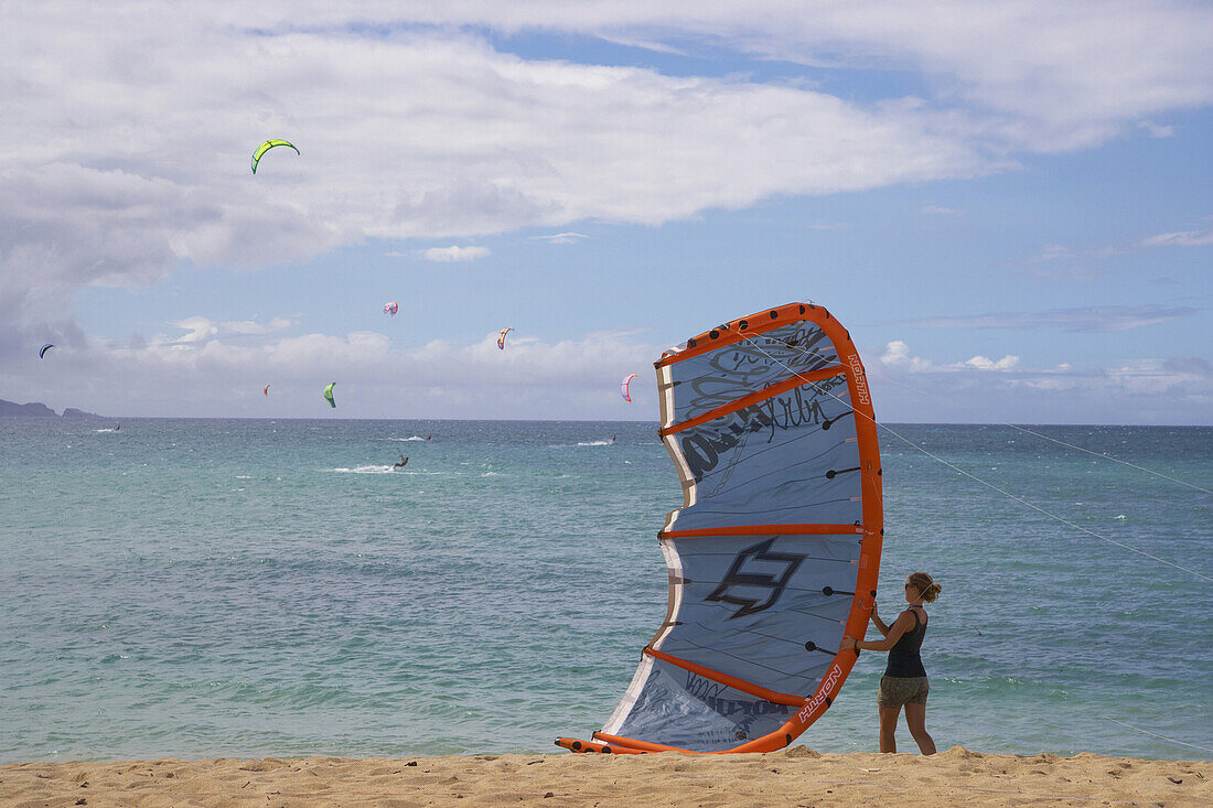 Surfer mit Lenkdrache im Kanaha Beach Park, Insel Maui, Hawaii, USA, Amerika