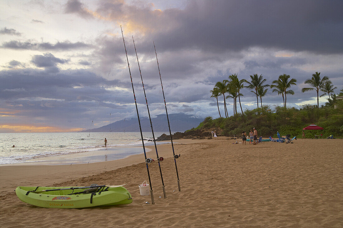 Menschen am Red Sand Beach bei Sonnenuntergang, Po'olenalena Park, Makena, Insel Maui, Hawaii, USA, Amerika
